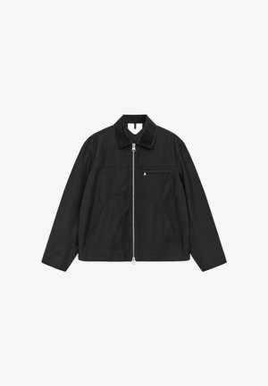 Zwarte jas met ritssluiting, een kraag van ribstof, zijzakken en een borstzak, met een gladde textuur en een ontspannen pasvorm.