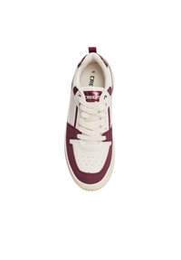 Weißer Sneaker mit burgunderfarbenen Akzenten, perforiertem Zehenbereich und textilen Überzügen. Verfügt über weiße Schnürsenkel und eine strukturierte Gummisohle.