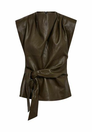Tamno smeđa prsluk bez rukava od umjetne kože s visokim izrezom na vratu i vezanim remenom u struku, prikazan na bijeloj pozadini.