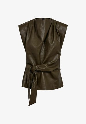 Varrukateta tumepruun retseptnahast top kõrge kaelusega ja vööga vööl, valgel taustal eksponeeritud.