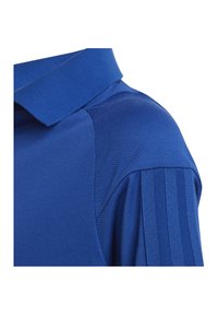 Blaues sportliches Polohemd aus strukturiertem Stoff, mit flachem Kragen und drei vertikalen Streifen zur Akzentuierung der Schultern für eine markante Detailgestaltung.