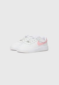 Baskets de sport blanches avec un dessus en cuir lisse, un swoosh rose, des éléments en argent, une boîte à orteils perforée et une semelle en caoutchouc.