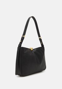 Borsa a tracolla in pelle nera con design plissettato, chiusura rotonda in oro e tracolla regolabile con accenti in oro.