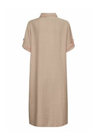 Φόρεμα φωτεινού ροζ χρώματος με κοντά μανίκια, γιακά, γυρισμένα μανίκια και άνετη εφαρμογή μέχρι το γόνατο, παρουσιασμένο από πίσω σε λευκό φόντο.