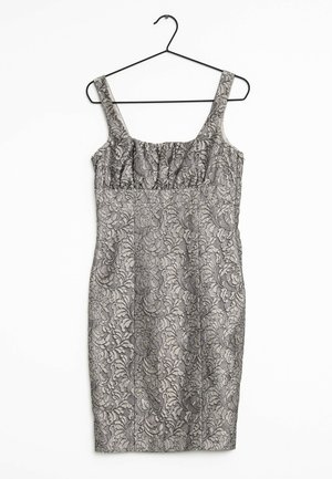 Robe grise sans manches avec motif en dentelle florale noire, suspendue sur un cintre métallique noir sur fond blanc.