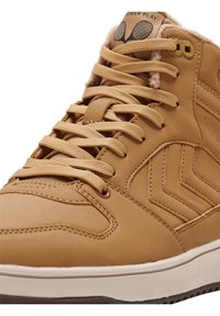 Brązowe sneakersy wysokie z gładkiej skóry, z przodem na sznurówki, teksturowanymi bocznymi akcentami oraz miękką podszewką. Posiada perforacje na palcach.