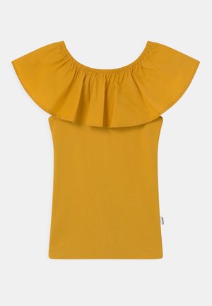 Żółta bluzka z szerokim, falbankowym, elastycznym dekoltem i dopasowanym, prążkowanym korpusem. Gładka tekstura, bez widocznych zdobień czy wzorów.