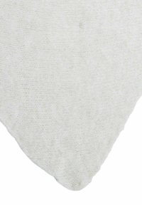 Wollener, strukturierter weißer Teppich mit einer weichen, flauschigen Oberfläche; rechteckige Form mit abgerundeten Ecken, in einer hellen, neutralen Farbe.