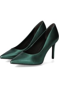 Zelené metalické lakované kožené lodičky s špičatou špičkou a stiletto podpatkem. Hladký povrch, minimální detaily, standardní výška podpatku.