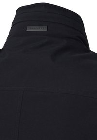 Schwarze Jacke mit hohem Kragen, die ein elegantes Design, eine glatte Textur und eine kleine Metall-Logoschilder auf der Rückseite aufweist.