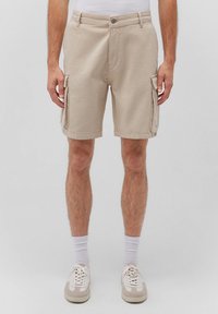 Beige Cargo-Shorts aus Baumwollmischung, mit zwei Seitentaschen und einem Knopfverschluss. Flacher Bund und leicht lockere Passform.