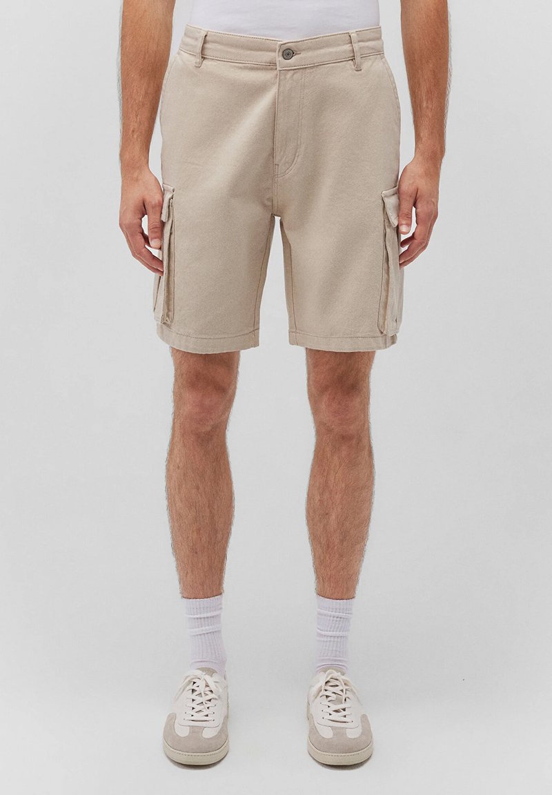Beige Cargo-Shorts aus Baumwollmischung, mit zwei Seitentaschen und einem Knopfverschluss. Flacher Bund und leicht lockere Passform.