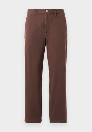 Brune rette bukser med knap- og lynlåslukning, bæltestropper og sidelommer på hvid baggrund.