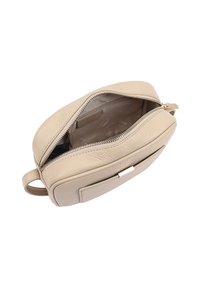 Beige leren schoudertas met ritssluiting, met een gestructureerde vorm en een extern vak, en een subtiele textuur.