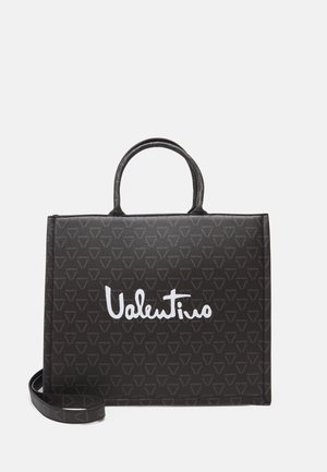 Sac à main rectangulaire noir Valentino avec un design à motifs "V", écriture blanche "Valentino" sur le devant, poignées supérieures et bandoulière amovible.