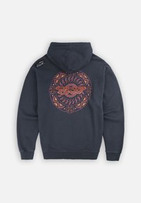 Hoodie bleu marine en coton, avec un design graphique circulaire en orange et bordeaux au dos, et une étiquette de marque sur l'épaule.