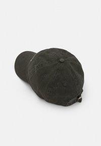 Cappello nero in cotone, con visiera curva, design a sei pannelli e cinturino regolabile sul retro. Colore semplice con un branding discreto.