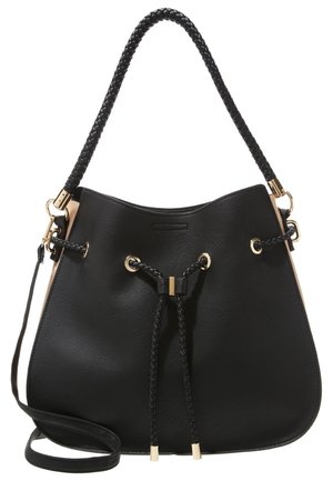 Czarna torba typu bucket wykonana ze sztucznej skóry, z plecionym uchwytem, zapięciem na ściągacz, złotymi elementami i gładką fakturą. Zawiera odpinany pasek na ramię.