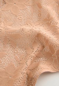 Țesătură din dantelă de culoare piersică deschisă, cu modele florale complexe și designuri decupate. Textură moale, cu un aspect delicat și aerat.