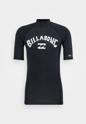 Melnas īsām piedurknēm T-krekls, kas rotāts ar baltu "Billabong" logotipu un viļņu grafiku. Izgatavots no gludas, elastīgas materiāla, ar augstu apkakli.