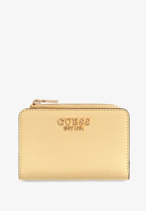 Portefeuille en cuir jaune avec une finition texturée, présentant un logo embossé en or. Il dispose d'une fermeture éclair et d'une forme rectangulaire compacte.
