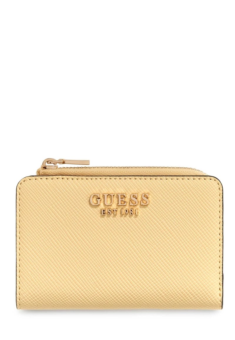 Portefeuille en cuir jaune avec une finition texturée, présentant un logo embossé en or. Il dispose d'une fermeture éclair et d'une forme rectangulaire compacte.