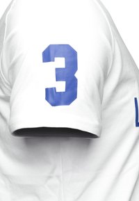 T-shirt bianco a maniche corte con un grande numero "3" blu stampato sulla spalla sinistra e una piccola "L" laterale, realizzato in cotone liscio.