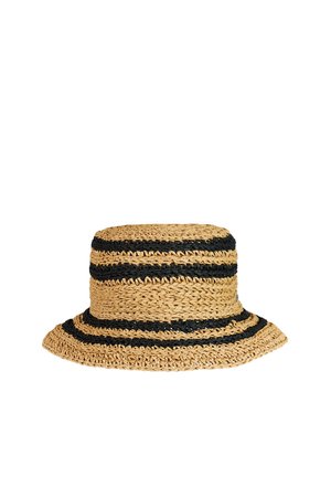 Geweven strooien bucket hoed met brede rand, voorzien van twee zwarte horizontale strepen rond de kroon en extra strepen op de rand.