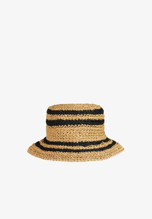 Geweven strooien bucket hoed met brede rand, voorzien van twee zwarte horizontale strepen rond de kroon en extra strepen op de rand.
