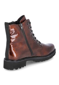 Bottine en cuir marron brillant avec lacets sur le devant, fermeture éclair latérale et semelle en caoutchouc. Présente une finition texturée et un talon noir contrastant.