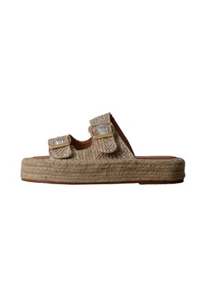 Sandale beige à enfiler avec une épaisse semelle plateforme tressée et deux sangles réglables avec boucles dorées.