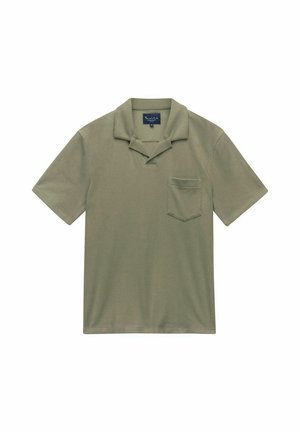 Polo-shirt à manches courtes couleur olive, confectionné en tissu doux, avec un col rabattu, une patte de boutonnage à trois boutons et une poche poitrine.