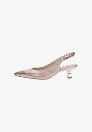 Scarpa slingback in oro rosa metallizzato con punta a punta, tacco basso a gatto curvo e fibbia regolabile alla caviglia.