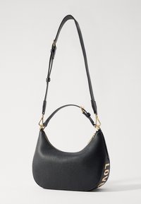 Borsa a tracolla in pelle nera con finitura texturizzata, forma curvata, dettagli in metallo dorato e una caratteristica "LOVE" ben visibile sul lato. Cinghia regolabile.