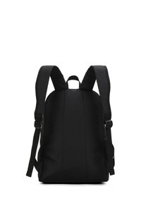 Zwarte rugzak met gevoerde, verstelbare banden, een gladde afwerking en een handvat aan de bovenkant. Heeft een minimalistisch ontwerp met een ruime hoofdcompartiment.