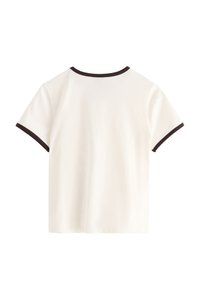 Kortærmet t-shirt i off-white bomuld med mørkebrun ribbet rund halsudskæring og ærmeafslutninger, der har en glat tekstur og et enkelt design.