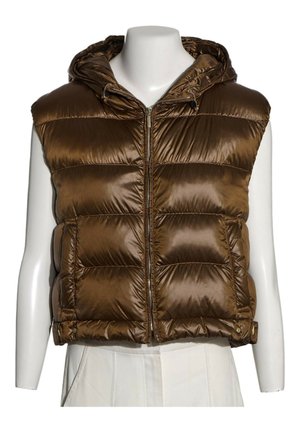 Veste matelassée marron brillante sans manches avec une fermeture éclair devant, une capuche et deux poches latérales, portée sur un pantalon blanc sur un mannequin.