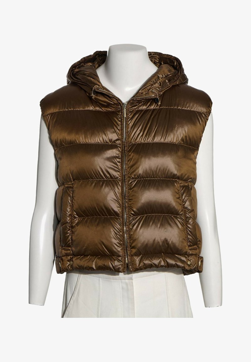 Veste matelassée marron brillante sans manches avec une fermeture éclair devant, une capuche et deux poches latérales, portée sur un pantalon blanc sur un mannequin.