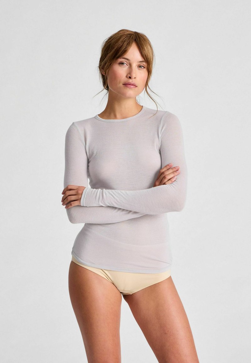 Cămașă cu mânecă lungă, ușoară, în gri deschis, cu un design ajustat, dintr-un material moale și elastic, cu guler rotund și fante pentru degete la manșete.