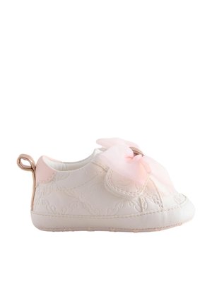 Chaussure de bébé blanche avec motifs de cœurs en relief, languette de talon rose douce et grand nœud rose translucide sur le dessus, isolée sur fond blanc.