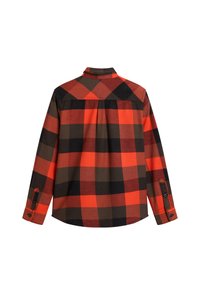 Camicia a maniche lunghe a quadri rossi, neri e marroni con polsini abbottonati e colletto a punta. Tessuto morbido con una texture liscia. Vista posteriore mostrata.