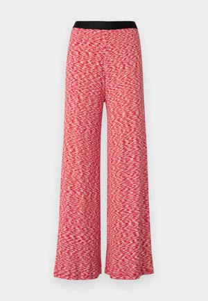 Wijd uitlopende broek van een rode en witte textuurstof. Heeft een zwarte tailleband en een vloeiende uitstraling, geschikt voor casual kleding.