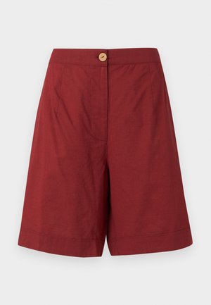 Shorts rouge foncé taille haute longueur genoux avec un bouton en bois unique et des poches avant cachées, présentés sur un fond uni.