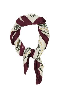 Silke tørklæde i burgundy og creme, med et geometrisk design med grønne accenter og gyldne prikker. Glat tekstur, trekantet form når det er bundet.
