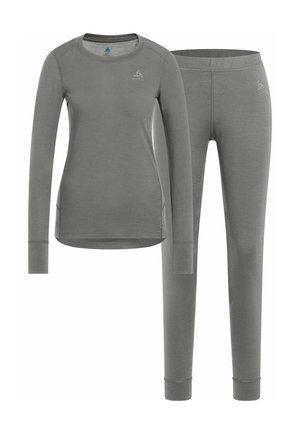 Graues langärmliges Thermoshirt und passende Slim-Fit-Hose, beide mit kleinem Logo auf Brust und Hüfte, entwickelt zum Schichten bei kaltem Wetter.