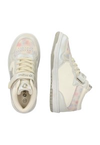 Cremefarvede sneakers med en glat læderfinish, iriserende detaljer og en velcro-strop. Perforeret tådesign og tekstureret sål.