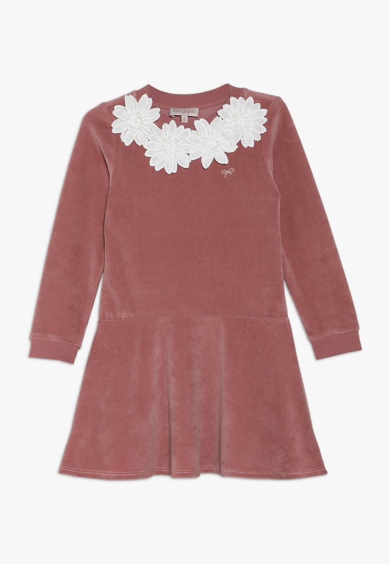 Robe longue en velours mauve à manches longues avec jupe évasée et appliques florales blanches autour de l'encolure.