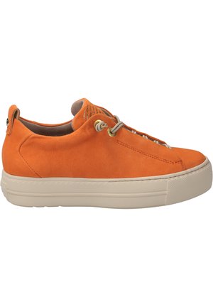 Orange Wildlederschuh mit beiger Gummisohle, minimalistisches Design, runde Zehenpartie und Schnürsystem mit metallischen Akzenten.