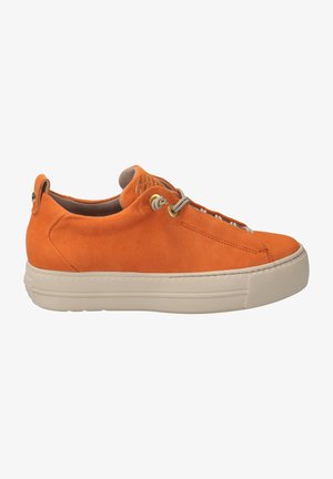 Sneaker arancione in suede con suola in gomma beige, caratterizzato da un design minimalista, punta arrotondata e sistema di allacciatura con accenti metallici.