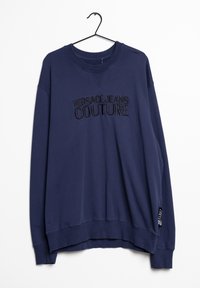 Mörkblå sweatshirt med långa ärmar, rundad halsringning och broderad logotyp "VERSACE JEANS COUTURE" över bröstet. Hängtag synlig.